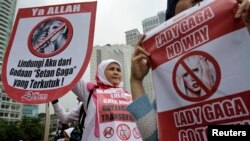 Unjuk rasa memprotes rencana konser penyanyi Lady Gaga di Jakarta, 29 April 2012. 