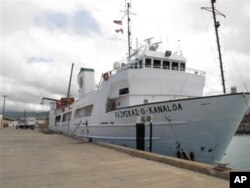 Kapal Kaimikai-O-Kanaloa milik Universitas Hawaii yang bersandar di pelabuhan Honolulu (1/7) ini telah diberangkatkan bersama ilmuwan dalam ekpedisi selama sebulan untuk mencari petunjuk terkait hilangnya penerbang perintis Amerika, Amelia Earhart yang hilang 75 tahun yang lalu.