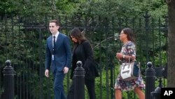 Kim Kardashian (centro), llega a la caseta de seguridad de la Casa Blanca. Miércoles 30 de mayo de 2018.