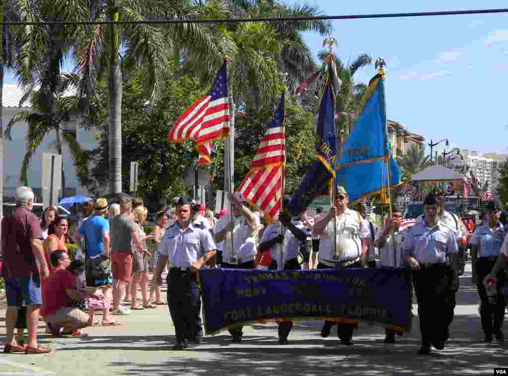 La formalidad también fue parte del desfile del 4 de julio en&nbsp;Lauderdale by the Sea, Florida.