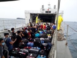 Evakuasi ABK World Dream dari KRI dr. Soeharso di perairah Kepulauan Seribu menuju Pulau Sebaru Kecil. (Foto: Dinas Penerangan AL RI)