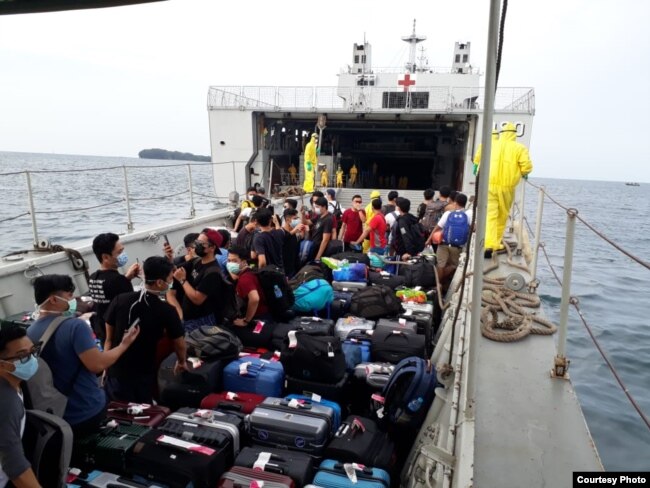 Evakuasi ABK World Dream dari KRI dr. Soeharso di perairah Kepulauan Seribu menuju Pulau Sebaru Kecil. (Foto: Dinas Penerangan AL RI)