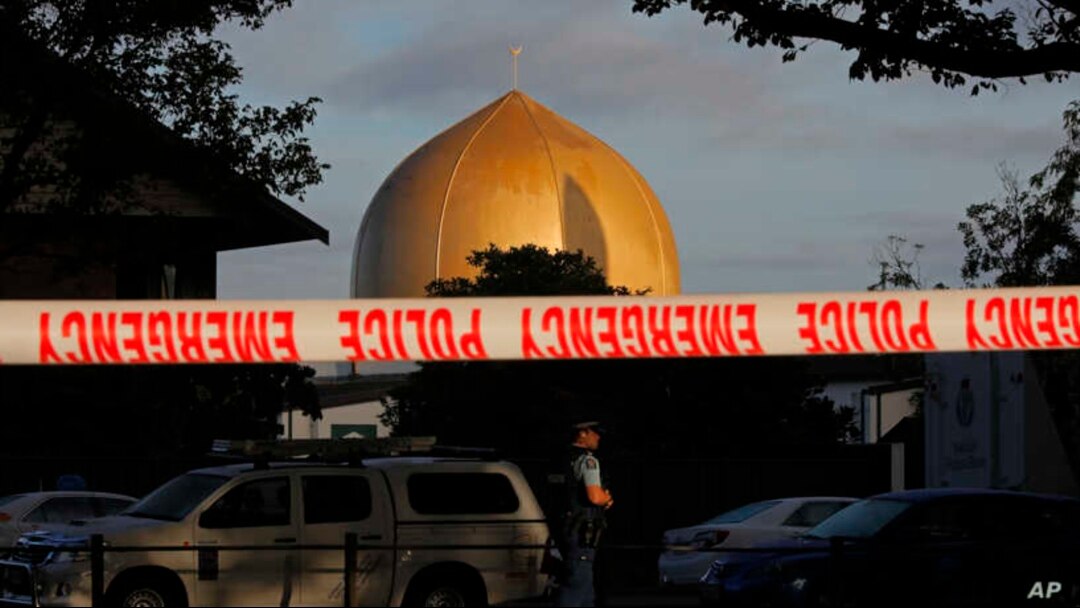Seorang polisi berjaga di depan Masjid Al Noor di Christchurch, Selandia Baru, yang menjadi satu dari dua lokasi penembakan massal, 17 Maret 2019. Pelaku penembakan, Brenton Tarrant, menghadapi sidang pembacaan putusan hari ini, Senin, 24 Agustus 2020. (Foto: AP)