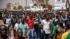 Des personnes participent à une manifestation organisée par les syndicats de travailleurs contre l'impôt sur les primes aux fonctionnaires, à Ouagadougou, le 7 mars 2020.