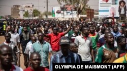 Des personnes participent à une manifestation appelée par les syndicats de travailleurs contre l'imposition des primes des fonctionnaires, à Ouagadougou, le 7 mars 2020. (archives)