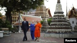 美国总统奥巴马和美国国务卿克林顿2012年11月18日共同参观曼谷的卧佛寺 