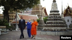U.S. President Barack Obama and Secretary of State Hillary Clinton tour Wat Pho Royal Monastery in Bangkok, November 18, 2012.