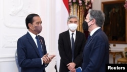 토니 블링컨(오른쪽) 미 국무장관이 13일 자카르타 대통령궁에서 조코 위도도(왼쪽) 인도네시아 대통령을 예방하고 있다. 가운데는 성 김 인도네시아 주재 미국 대사.