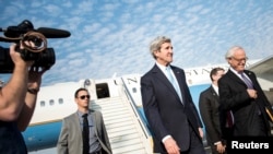 Ngoại trưởng Mỹ John Kerry tại sân bay Ben Gurion Airport gần Tel Aviv, Israel, ngày 2/1/2014.