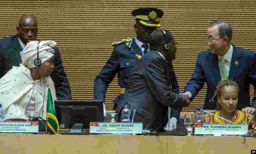 Le Secrétaire général de l&#39;ONU, Ban Ki-moon, à droite, salue le président du Zimbabwe, Robert Mugabe, au milieu, à côté de la présidente de la Commission de l&#39;Union africaine, Nkosazana Dlamini Zuma, à gauche, lors du 26e Sommet ordinaire de l&#39;Union africaine dans la capitale éthiopienne Addis-Abeba, 30 janvier 2016. &nbsp;