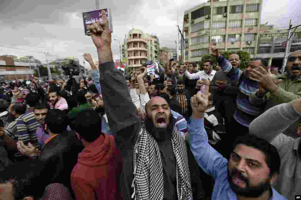 5일 이집트 카이로의 대통령궁 주변에서 무함마드 무르시 대통령 지지 구호를 외치는 친정부 시위대.