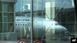 Pasajeros se dirigen a abordar un avión de Aeroflot, la línea áerea rusa, en el aeropuerto Sheremetyevo de Moscú, donde se encuentra Edward Snowden.