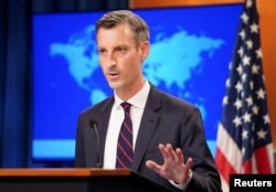 Juru bicara Departemen Luar Negeri AS Ned Price mengadakan konferensi pers tentang Afghanistan di Departemen Luar Negeri di Washington, AS, 16 Agustus 2021. (Foto: REUTERS/Kevin Lamarque)