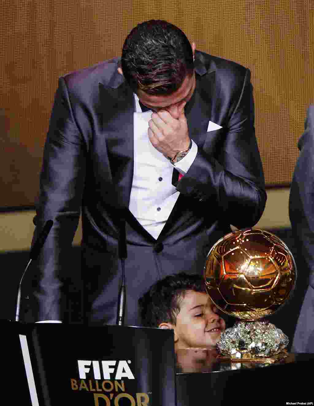Cristiano Ronaldo chora ao receber a Bola de Ouro. Gala FIFA Bola de Ouro 2013, Suíça. Jan. 13, 2014