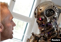 지난 2011년 배우 아널드 슈워제네거의 자택에 전시된 ‘터미네이터’의 인공지능 킬러로봇을 방문객이 구경하고 있다. (자료사진)