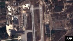 지난 20일 시리아 라타키아 공군 기지의 위성 사진. 러시아 전투기들이 배치되되어 있다.