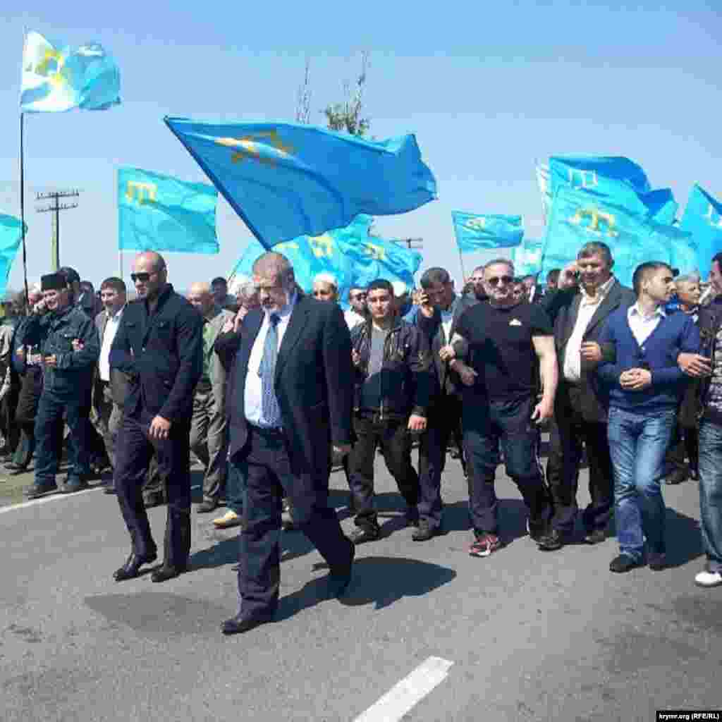 Керівники Меджлісу ухвалили рішення про повернення Джемілєва до Києва, щоб уникнути сутичок.