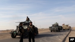 Pasukan keamanan Irak dalam operasi militer melawan ISIS di Beiji, utara Baghdad (8/12). (AP/Hadi Mizban)