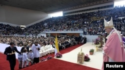 Papa Francis akifanya ibada ya misa huko Prince Moulay Abdellah sports complex mjini Rabat, Morocco, March 31, 2019. 