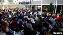 Los inmigrantes de Honduras, que forman parte de una nueva caravana de Centroamérica que intenta llegar a los Estados Unidos, esperan ser procesados en una instalación de inmigración en Ciudad Hidalgo, México, el 17 de enero.