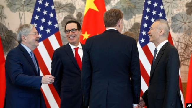 中国副总理刘鹤与美国财政部长姆努钦、美国贸易代表莱特希泽和美国驻华大使布兰斯塔德在北京钓鱼台国宾馆会谈后交谈。(2019年5月1日)