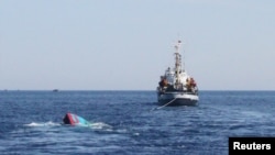 Tàu cá Việt Nam (trái) bị tàu Trung Quốc đâm chìm ở gần đảo Lý Sơn ngày 29/5/2014.