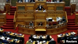 Perdana Menteri Yunani Alexis Tsipras berbicara di hadapan anggota DPR dalam rapat paripurna sebelum pemungutan suara menyetujui anggaran negara di Athena, Yunani, 18 Desember 2018.