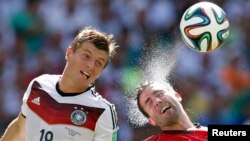 브라질 월드컵 16일 독일과 포르투갈의 G조 조별리그 경기에서 독일 토니 크루스(왼쪽)과 포르투갈 호아오 무티뇨가 공중볼을 다투고 있다.