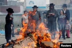 Ultra-Orthodox Jews burn leaven in the Mea Shearim neighborhood of Jerusalem ahead of the Jewish holiday of Passover, in Jerusalem, April 19, 2019.