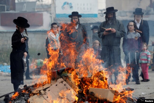 Ultra-Orthodox Jews burn leaven in the Mea Shearim neighborhood of Jerusalem ahead of the Jewish holiday of Passover, in Jerusalem, April 19, 2019.