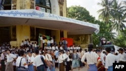 မှတ်တမ်းဓာတ်ပုံ- ဒီမိုကရေစီရေး တောင်းဆိုတဲ့ ၁၉၈၈ ခုနှစ် ရန်ကုန်က ဆန္ဒပြ လှုပ်ရှားမှု။ (ဓာတ်ပုံ -STR / AFP- သြဂုတ်လ ၂၈၊ ၁၉၈၈) 