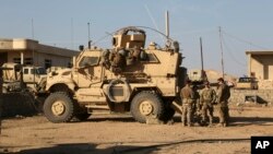 نیروهای آمریکایی در پایگاه مشترک خود با نیروهای عراقی در جنوب موصل