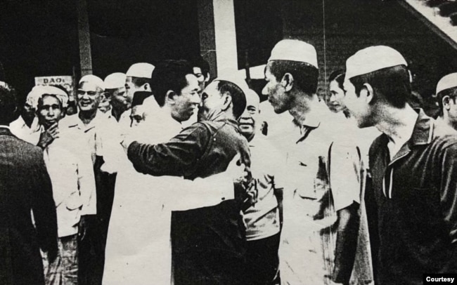 Ngày 13.4.1974, cộng đồng Chăm nồng nhiệt chào đón Dohamide trở về Sài Gòn sau một Hội nghị Quốc tế Hồi giáo tại thánh địa Mecca. [album gia đình anh chị Dohamide]
