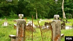 A dilapidated gate at the historic Bukit Brown Cemetery, home to 100,000 traditional Chinese graves. (VOA/K. Lamb)