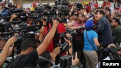 El presidente de Venezuela, Hugo Chávez, atiende a los medios durante un acto de campaña en el distrito de Catia, en Caracas.