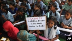 Indian school children participate in a rally to mark World Toilet Day in Hyderabad, India, Nov.19, 2014.