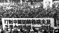 河北省的军队开大会，横幅标语是“打倒中国的赫鲁晓夫及反革命两面派陶铸”