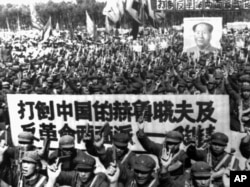 河北省的军队开大会，横幅标语是“打倒中国的赫鲁晓夫及反革命两面派陶铸”