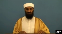 Ảnh chụp lại từ video được ODNI công bố cho thấy Osama Bin Laden đang tập duyệt cho một bài phát biểu khi trùm khủng bố này xuất hiện trong một video có liên hệ tới gói tài liệu đã được giải mật và đăng tải trên website của ODNI. 