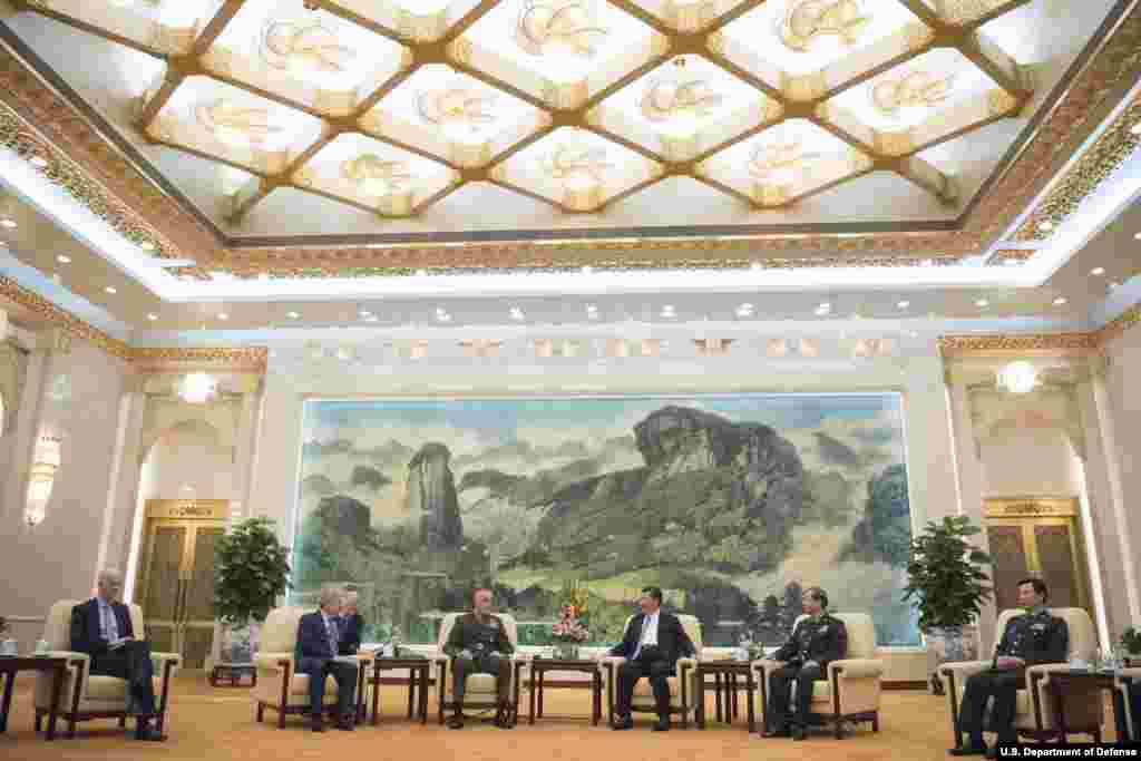 中国主席习近平在北京人民大会堂会见美国参谋长联席会议主席邓福德和美国大使布兰斯塔德（2017年8月17日，美国国防部图片）