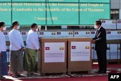 រូបឯកសារ៖ នាយករដ្ឋមន្ត្រីកម្ពុជាលោក ហ៊ុន សែន ថតរូបជាមួយរដ្ឋមន្ត្រីការបរទេសមីយ៉ាន់ម៉ាលោក Wunna Maung Lwin ក្នុងពិធីប្រគល់សម្ភារៈពេទ្យដើម្បីទប់ស្កាត់ជំងឺកូវីដ១៩ ដល់រដ្ឋាភិបាលយោធាមីយ៉ាន់ម៉ា នៅរដ្ឋធានីណៃពិដោ កាលពីថ្ងៃទី ៧ ខែមករា ឆ្នាំ ២០២២។