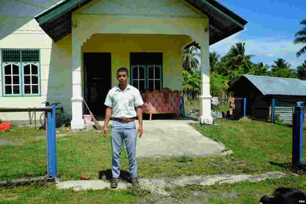 Surya masih berusia tujuh tahun saat tsunami menghantam. Ia menderita luka serius dan dirawat di rumah sakit sebulan. Dua belas dari 16 anggota keluarganya tewas. (VOA/Steve Herman)