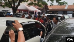 Penyidik KPK nampak masuk ke mobil sambil membawa beberapa tas saat berada di Mapolda Jawa Timur (foto: VOA/Petrus Riski)