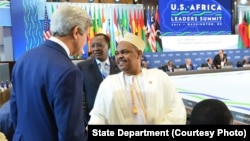 Le président Ikililou Dhoinine des Comores salue le Secrétaire d'Etat John Kerry lors du Sommet Etats-Unis -Afrique, Washington, aout 2014