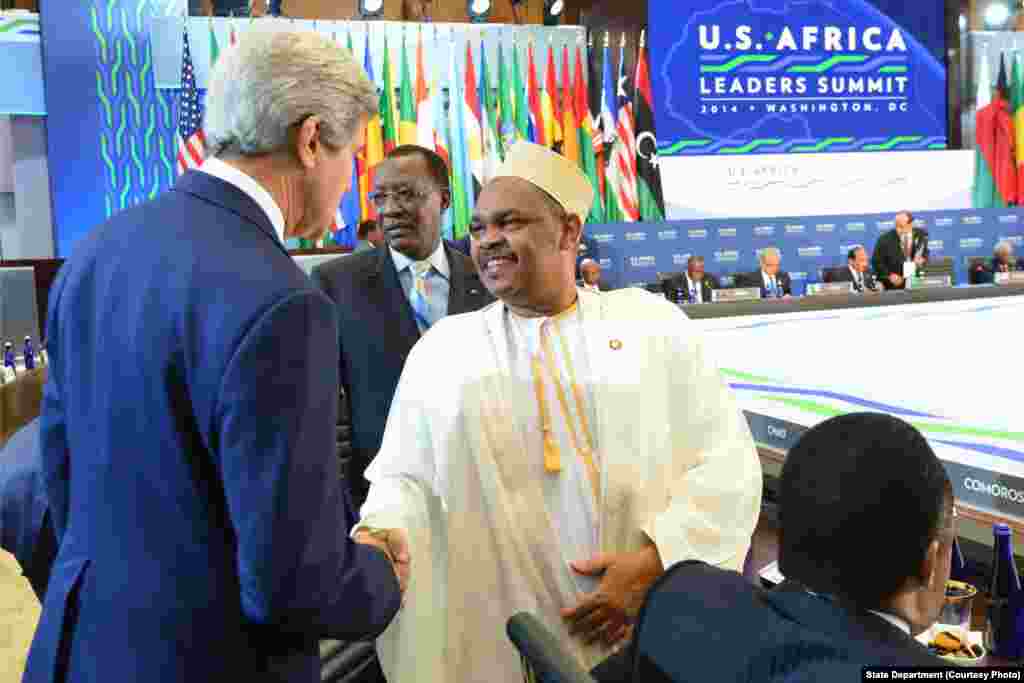 Rais Ikililou Dhoinine, wa Komoro akisalimiana na waziri wa mambo ya nje wa Marekani John Kerry