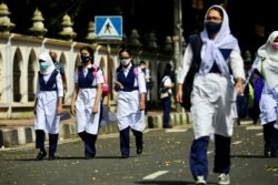 Students return from school after the government has withdrawn restrictions on educational institutions following a decrease in the number of cases of coronavirus disease (COVID-19) in Dhaka, Bangladesh, September 12, 2021. (REUTERS/Mohammad Ponir Hossain)