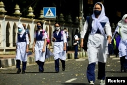 Students return from school after the government has withdrawn restrictions on educational institutions following a decrease in the number of cases of coronavirus disease (COVID-19) in Dhaka, Bangladesh, September 12, 2021. (REUTERS/Mohammad Ponir Hossain)