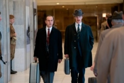 Merab Ninidze (kiri) dan Benedict Cumberbatch dalam sebuah adegan dari "The Courier." (Liam Daniel / Roadside Atraksi via AP)