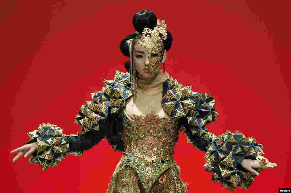 A model presents a creation of Chinese designer Guo Pei in "The Arabian 1002th Night" show during Fashion Week in Singapore. 