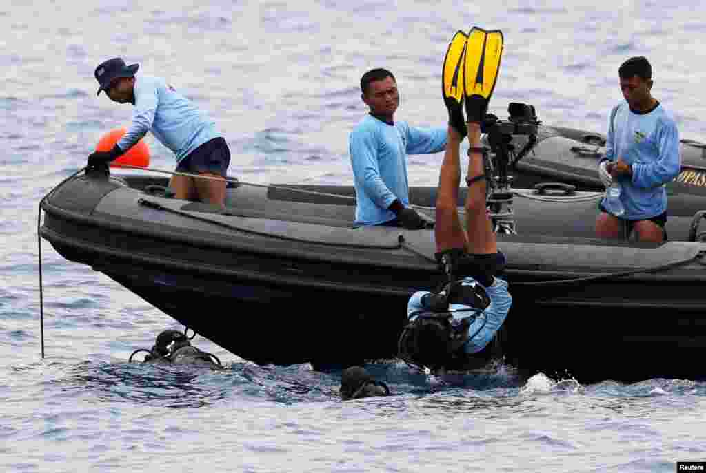 Seorang anggota TNI AL melompat ke laut untuk melakukan penyelaman di lokasi jatuhnya pesawat Lion Air nomor penerbangan JT610 di lepas pantai Karawang, Jawa Barat, 30 Oktober 2018.